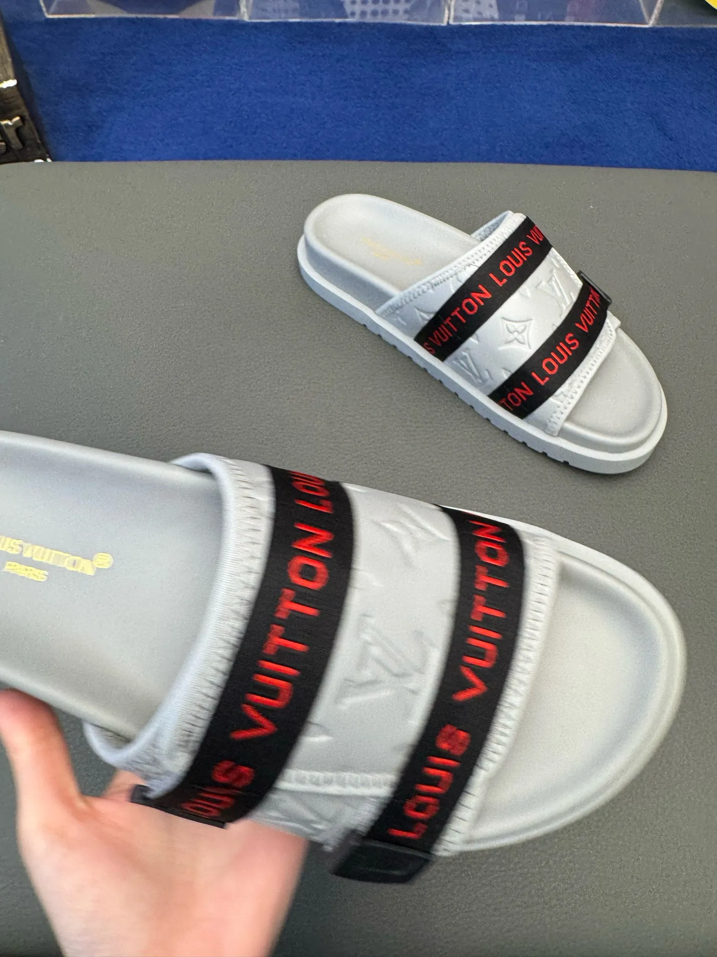 [L Home] P: 340💰Size: 38-45 Top purchasing lv men's summer slippers, classic presbyopia with soft real leather lining, unique color splicing effect, distinctive personality, fashionable and trendy essential style, light and comfortable. Lightweight and tough rubber insole, micro ridged foam outsole, super comfortable!
